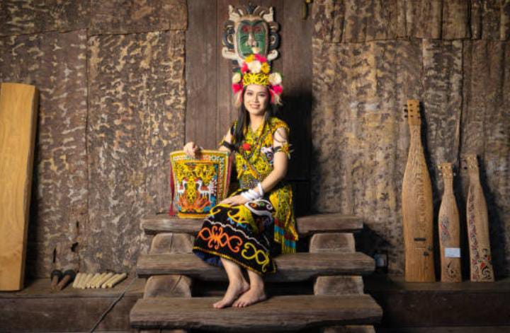 Pesona Kecantikan Wanita Dayak: Tradisi & Keunikan